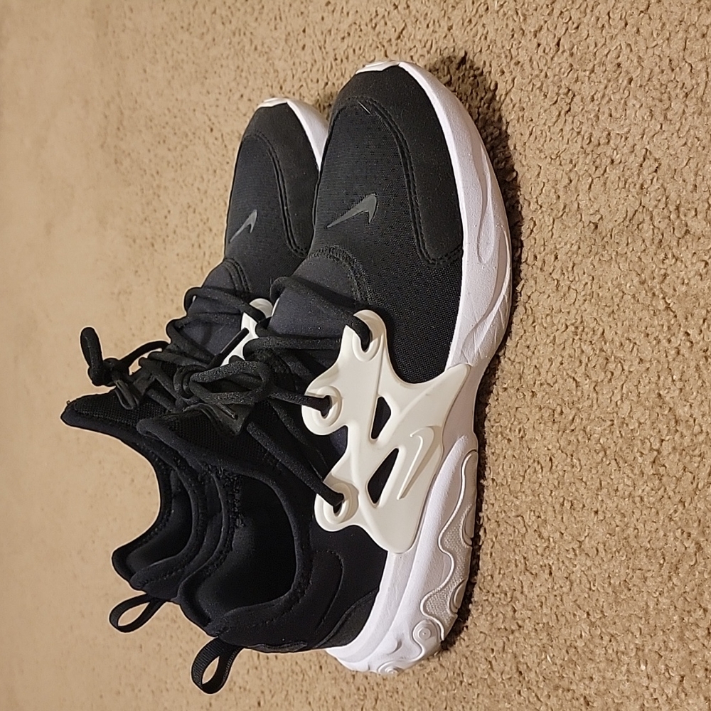 Size 9 Nike React Shoes